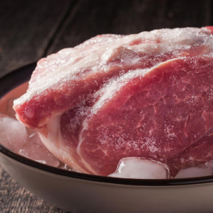 Почему нельзя размораживать мясо в воде: многие хозяйки впервые об этом слышат